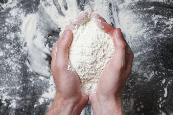 Руки держат пшеницу — стоковое фото