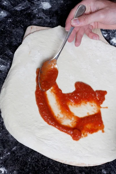 Κάνοντας πίτσα制作匹萨 — Φωτογραφία Αρχείου