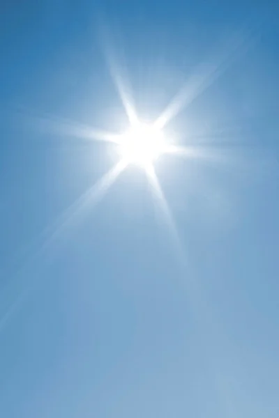 Coudless 日に輝く太陽 — ストック写真
