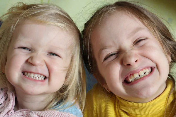 Two sisters grimaces — Stock Photo, Image