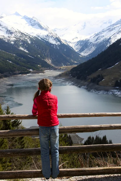 Child girl looking at the mountains — Stock Photo, Image