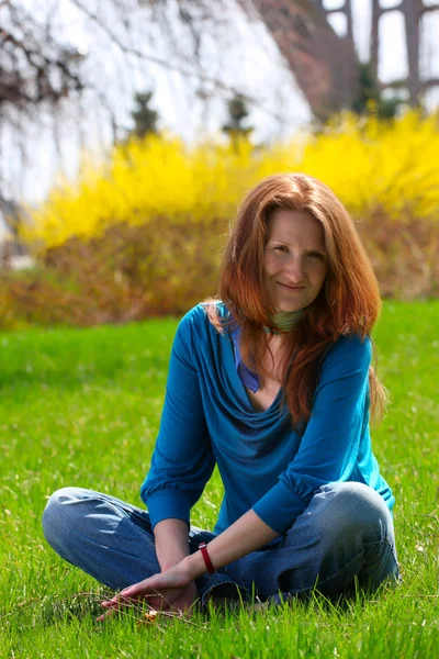 Donna su un'erba — Foto Stock