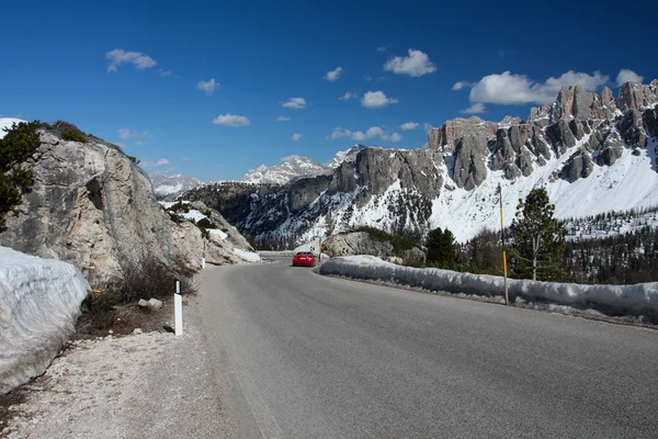 Estrada para as montanhas — Fotografia de Stock