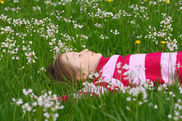 Child girl lying on a grass — Stock Photo, Image