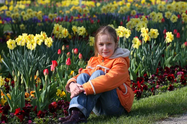 Dítě dívka trávě — Stock fotografie