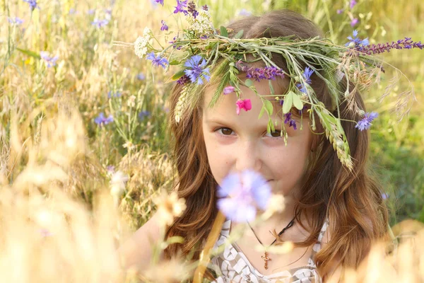 Menina com flores diadema na cabeça — Fotografia de Stock