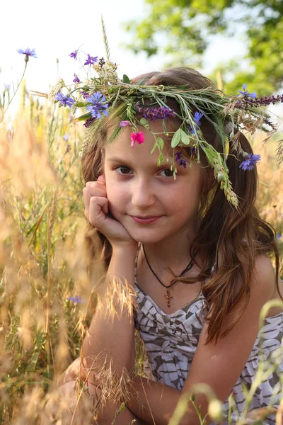 花 diadem では彼女の頭の上の少女 — ストック写真