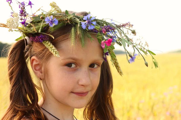 Chica con diadema de flores en la cabeza —  Fotos de Stock