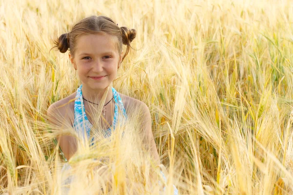 Fille sur un champ de blé — Photo