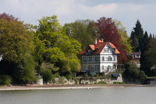 Huis op een oever van het meer — Stockfoto
