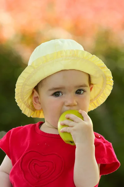 Ребенок с яблоком — стоковое фото