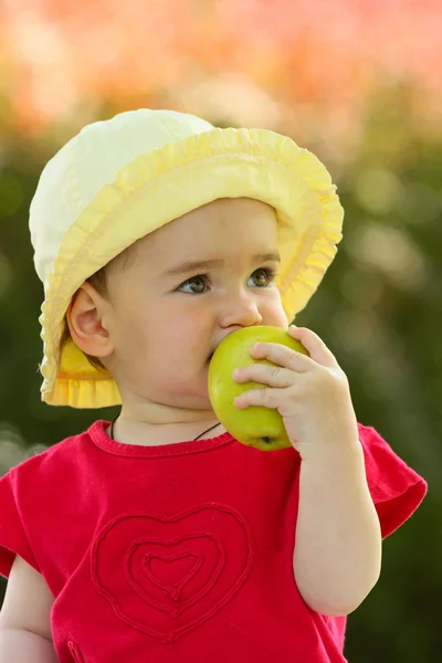 Παιδί με το μήλο — Φωτογραφία Αρχείου