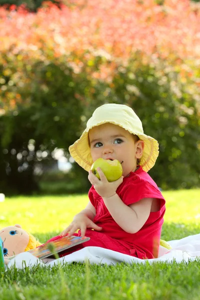 Kind mit dem Apfel — Stockfoto