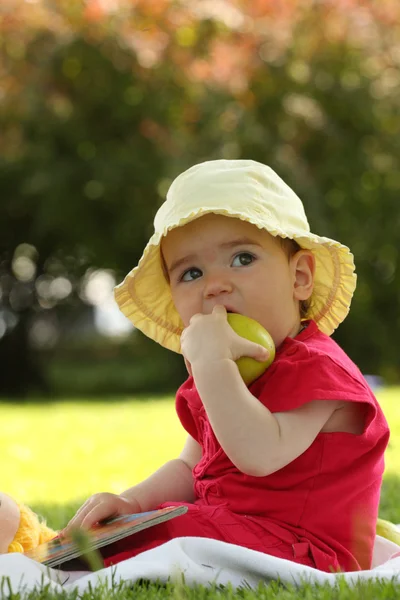 Παιδί με το μήλο — Φωτογραφία Αρχείου