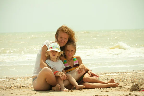 해변에 있는 가족 — 스톡 사진
