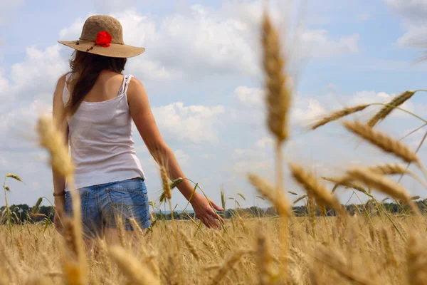 Ragazza su un campo di grano — Foto Stock