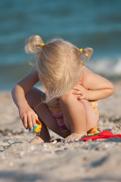 Kis lány örömök a strandon — Stock Fotó