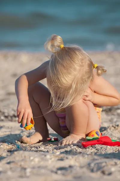 Little girl joys on a beach — Stock Photo, Image