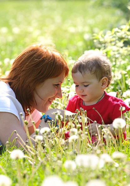Madre con figlia sdraiata su un'erba — Foto Stock