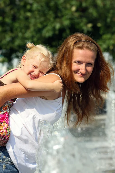 Moeder met dochter buiten — Stockfoto