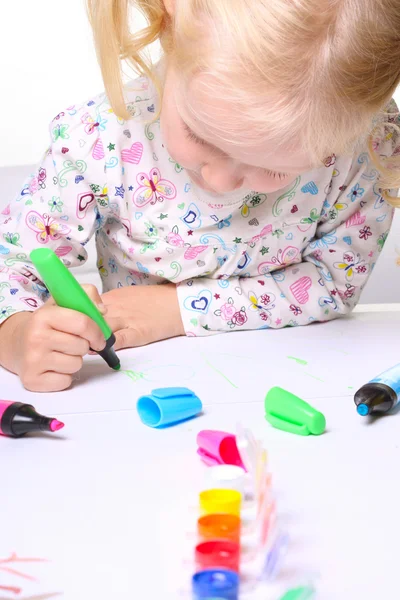 Klein kind tekenen — Stockfoto