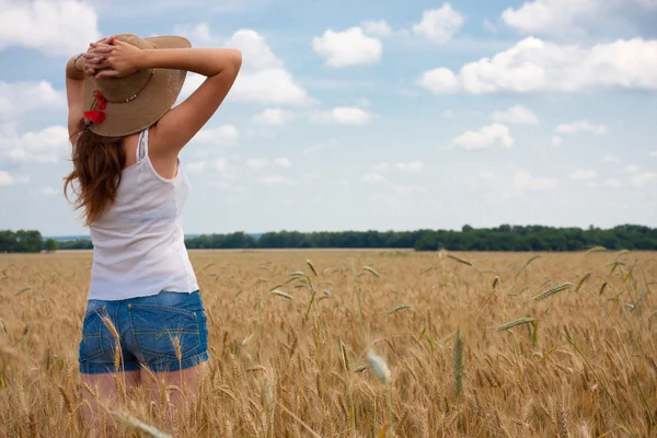 Menina em um campo de trigo — Fotografia de Stock