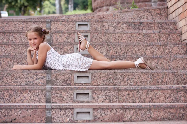 Dziewczyna leży na schodach — Zdjęcie stockowe
