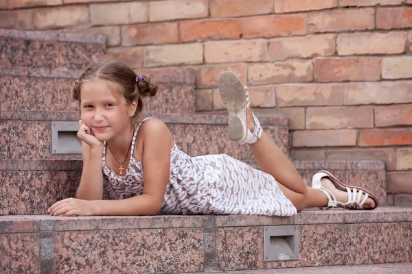 Dívka ležící schodech — Stock fotografie