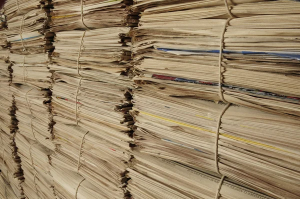 Σωρούς από ανακυκλωμένο εφημερίδες στη γωνία — Φωτογραφία Αρχείου