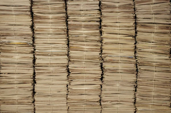 Montones de periódicos para reciclar — Foto de Stock