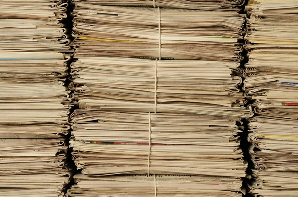 Montones de periódicos para reciclar —  Fotos de Stock