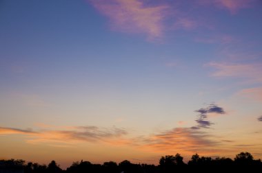 sunrise, ufukta turuncu bulutlar