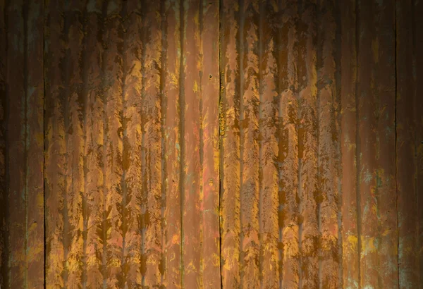 Rusty Zvlněný povrch kovu dramaticky osvětlený — Stock fotografie