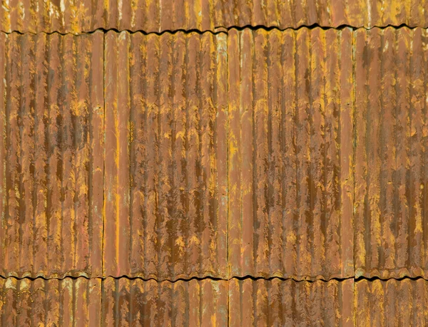 Rusty metalen dakpanelen gegolfd — Stockfoto