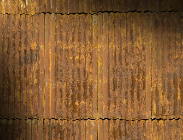 Rusty paneles de techo de metal corrugado iluminado en diagonal —  Fotos de Stock