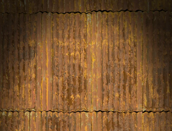 Panneaux de toit en métal ondulé rouillé allumés dramatiquement — Photo