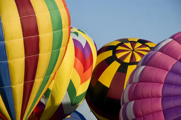 Heißluftballons steigen auf — Stockfoto