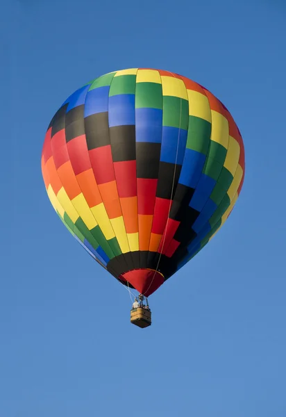 Πολύχρωμο μπαλόνι θερμού αέρα μπλε ουρανό — Φωτογραφία Αρχείου