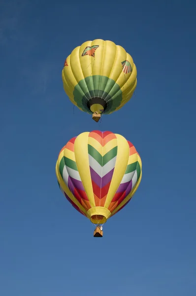 Dos globos de aire caliente volando alineados verticalmente — Foto de Stock