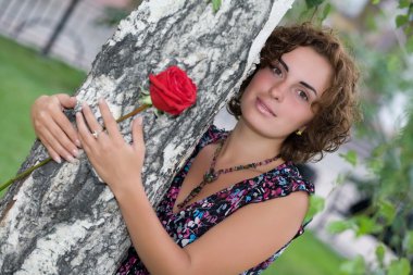 kırmızı gül ile kız