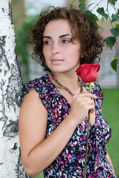 Lány vörös rózsa — Stock Fotó