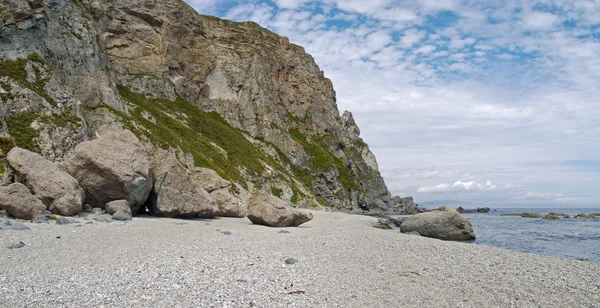 Deniz manzarası kayalık sahilleri ile — Stok fotoğraf
