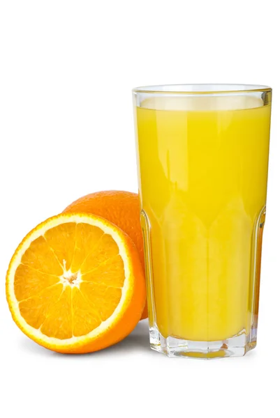 Copo de bebida com suco de laranja e laranjas perto — Fotografia de Stock
