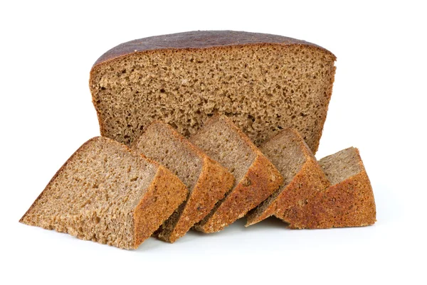 Pół bochenka chleba żytniego i kilka plasterków — Zdjęcie stockowe