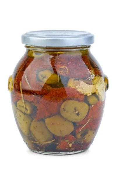 Groene Griekse olijven geconserveerd met gedroogde tomaat en kaas in de glazen pot — Stockfoto