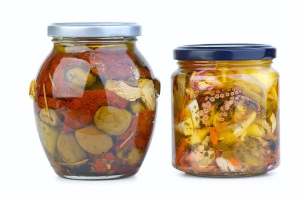 Skleněné džbány s olivami a mořské plody — Stock fotografie