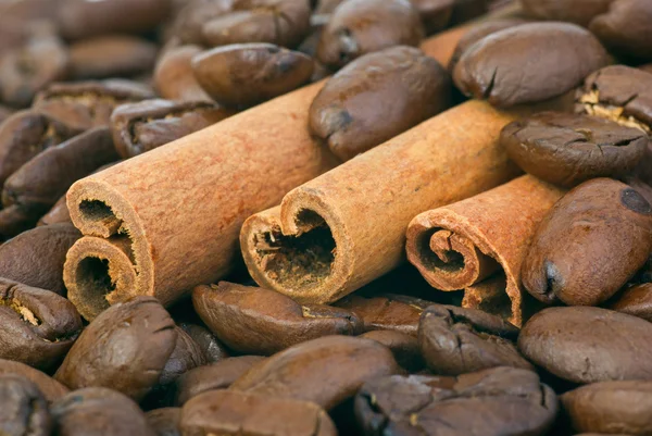 Close-up shot: cinnamon sticks over the coffee beans — Stock Photo, Image