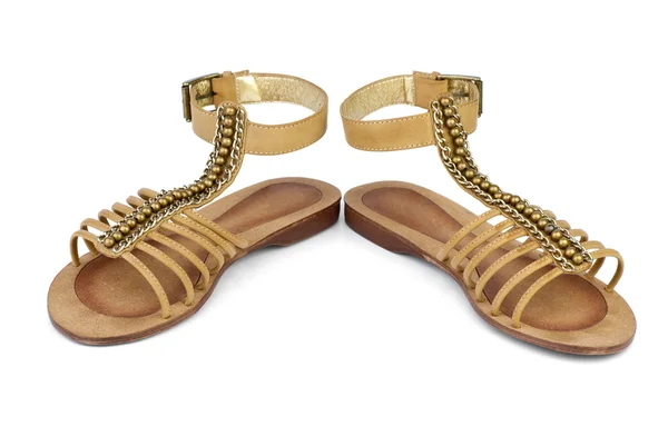 Par brunt läder kvinnliga sandaler — Stockfoto