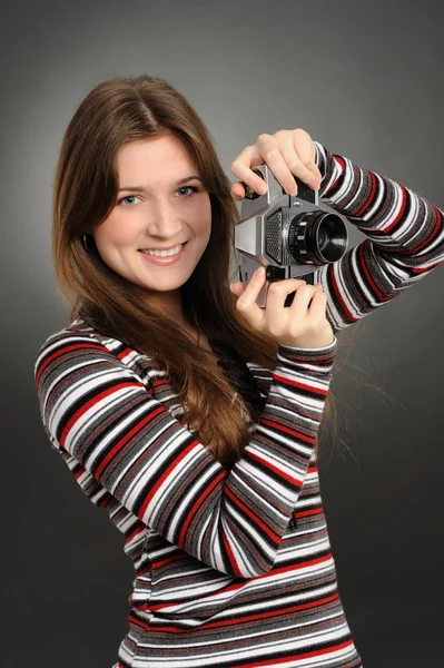 Jolie femme avec caméra vintage — Photo
