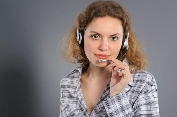 年轻女性客户服务代表在耳机 — 图库照片